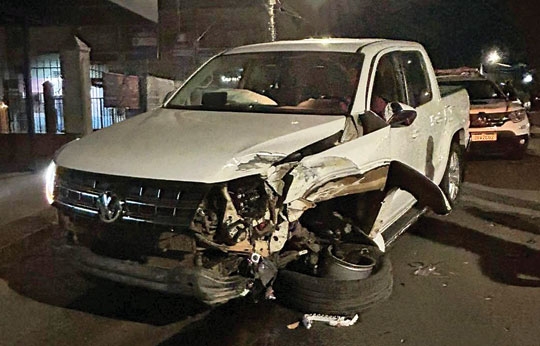 Colisão acaba com totem da Rua Júlio