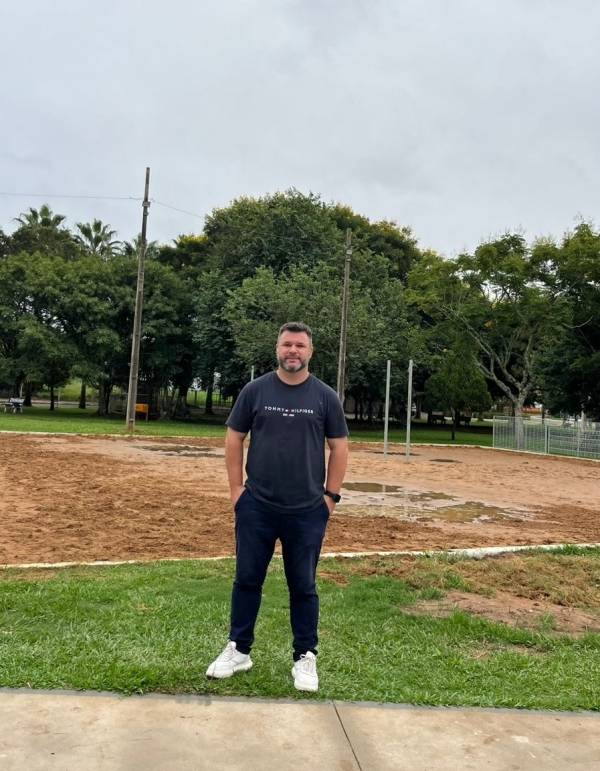 Quadra de areia da Praça da Soares ganha nova iluminação 