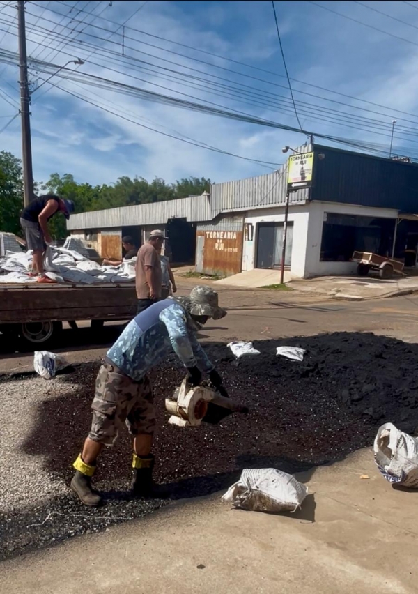 Mariana Carlos fiscaliza conserto do asfalto na Rua Ricardo Schaurich