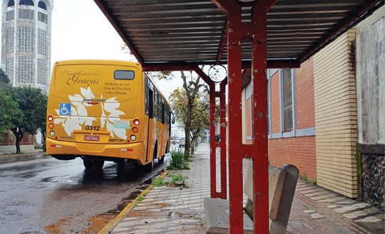 Leitora critica ônibus atrasados