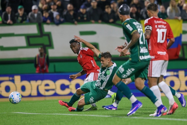 Inter derrota a Chape por 2 a 1 e  respira no Brasileirão 