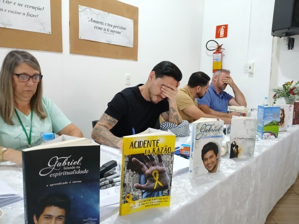 Médiuns que psicografam reúnem centenas em Cachoeira