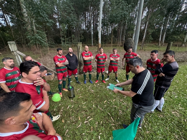 Quarentão com semifinais neste sábado no estádio