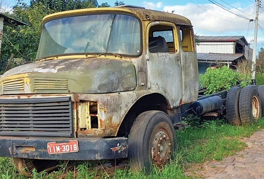 Prefeitura recolhe veículos abandonados