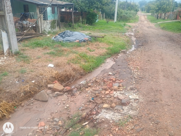 Alagamentos em rua do Bairro Quinta invadem casa de moradora