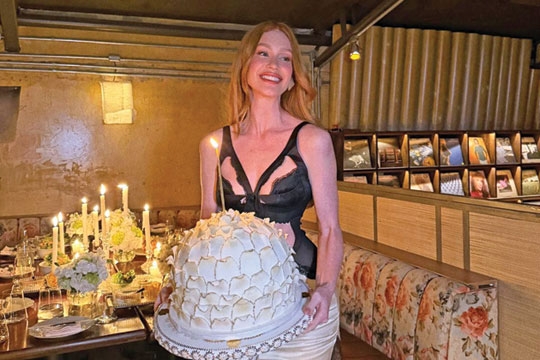 Marina Ruy Barbosa mostra fotos da comemoração de aniversário e faz reflexão