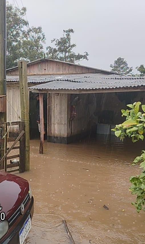 Chuva alaga casas no Piquiri
