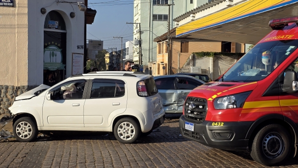 Acidente leva duas pessoas para o HCB