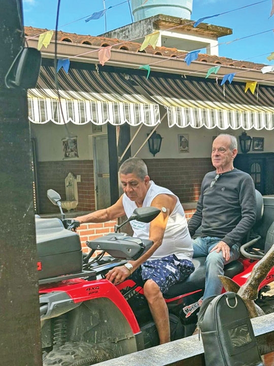 Ney Matogrosso dá rolê na garupa de Zeca Pagodinho