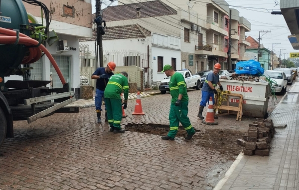 Canalização da Corsan cedeu na manhã desta quarta-feira na Rua General Portinho