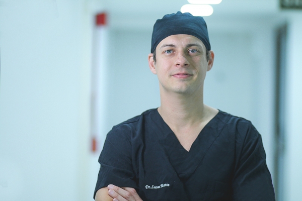 Quem é o cirurgião recordista em cirurgias do HCB?