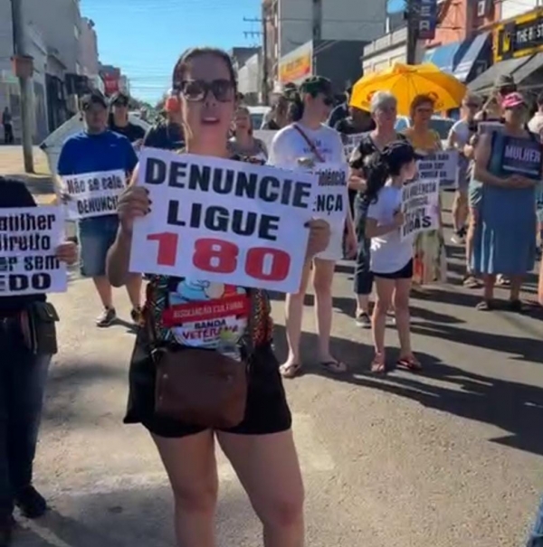 Grupo encara calor para protestar contra a violência 