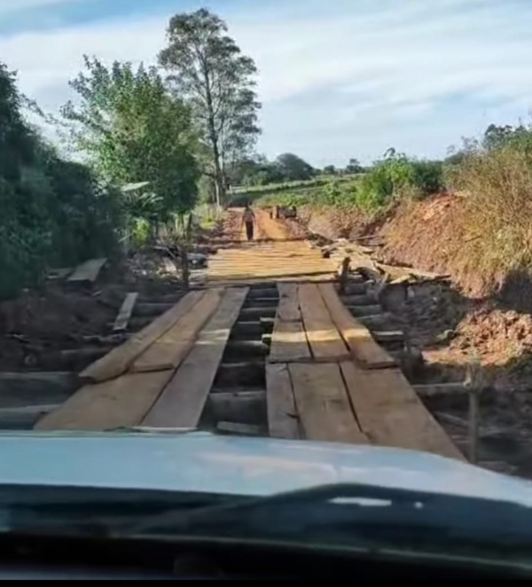 Produtores fazem ponte sobre atoleiro no Taboão