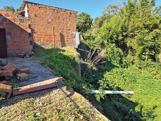 Barranco ameaça residências no Bairro Tibiriçá