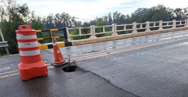 Buraco se abre na cabeceira de ponte na BR 153, no Bairro Fátima