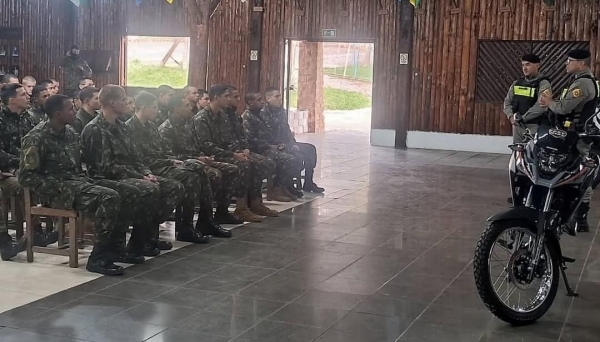 Militares são orientados a prevenir acidentes com moto