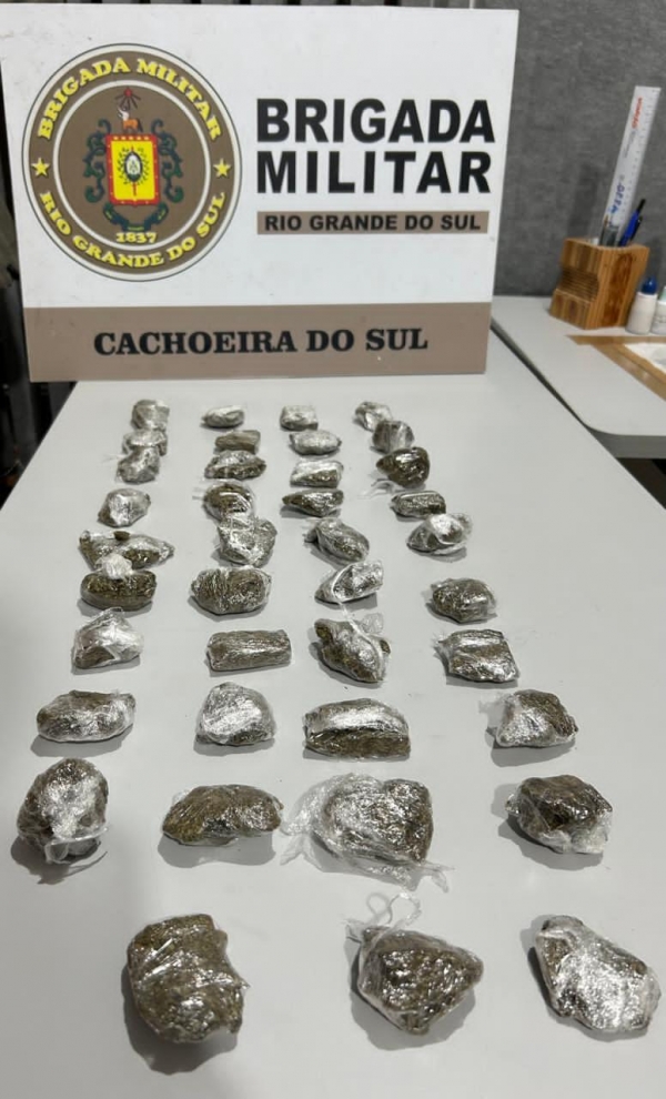 Mulher é presa sob a suspeita de tráfico pela Força Tática 