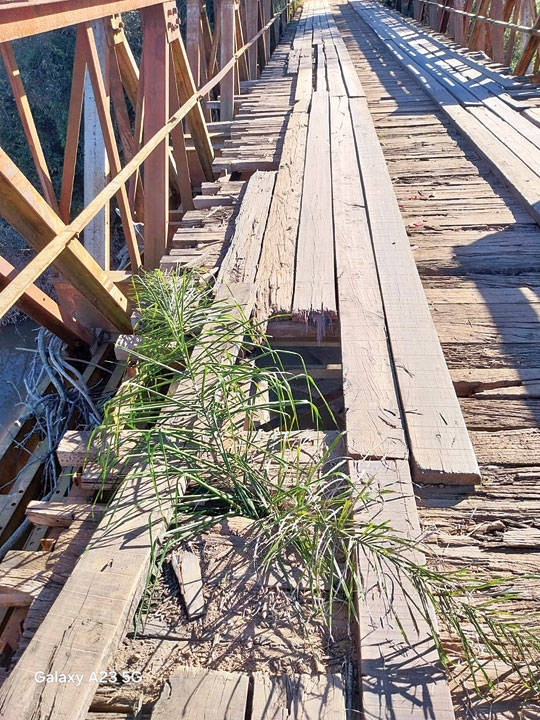 Ponte do Capané tem buraco que gera risco