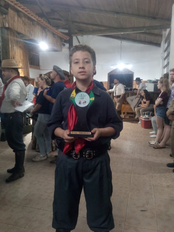 Petrus Mello é premiado no violão em rodeio nacional em Guaíba 