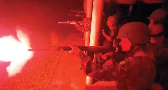 Militares em instrução de tiro no 13º GAC