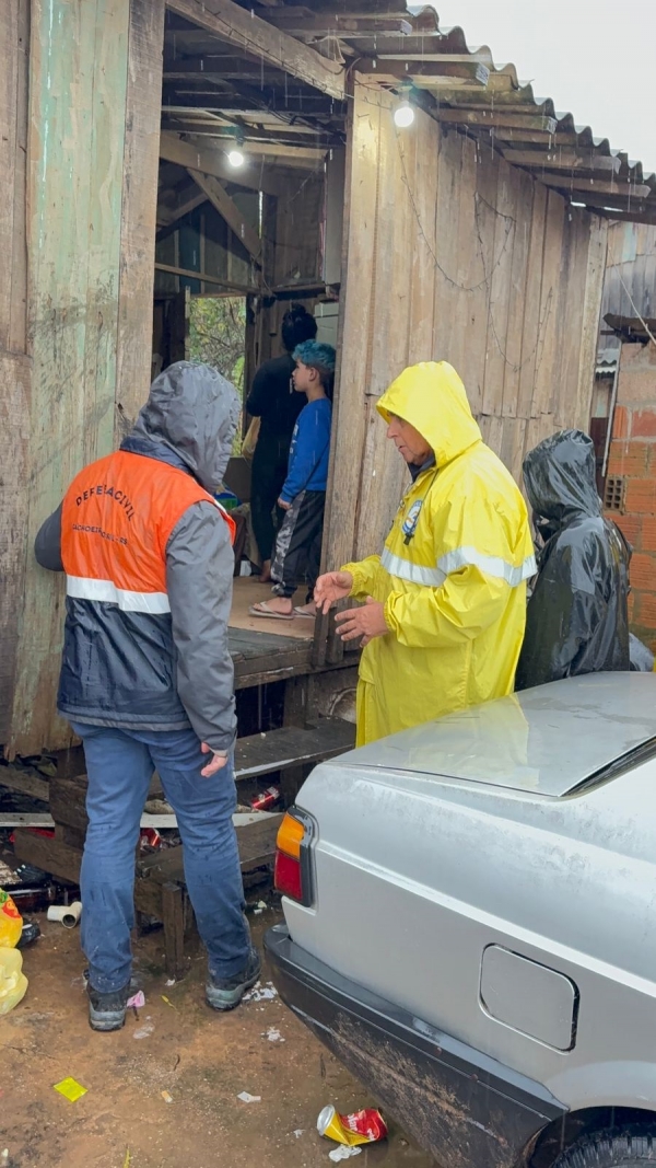 Cheia leva sete famílias para abrigo na Santo Antônio
