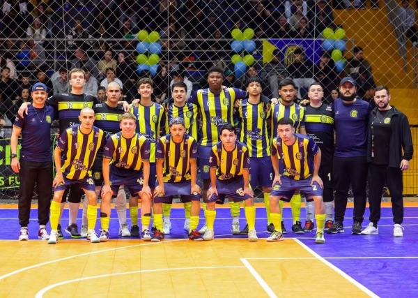 Feriado com bola rolando no futsal sub-17