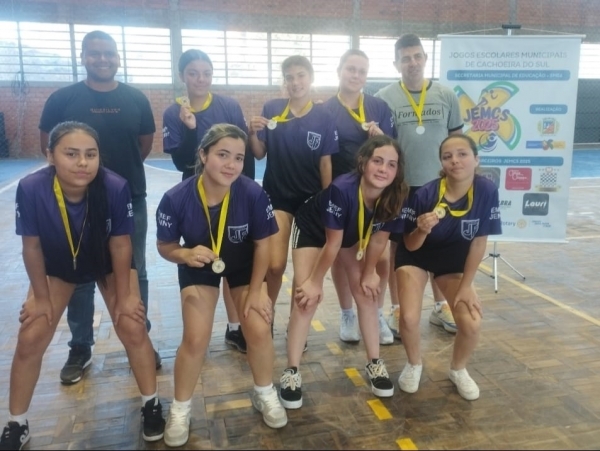 Escola Jenny Figueiredo é campeã no vôlei misto