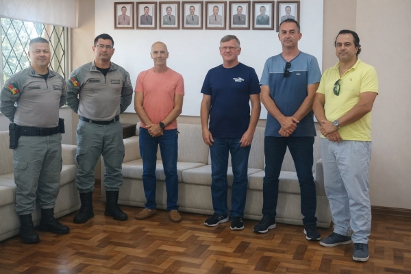 Grupo de apoio visita o comando da Brigada Militar