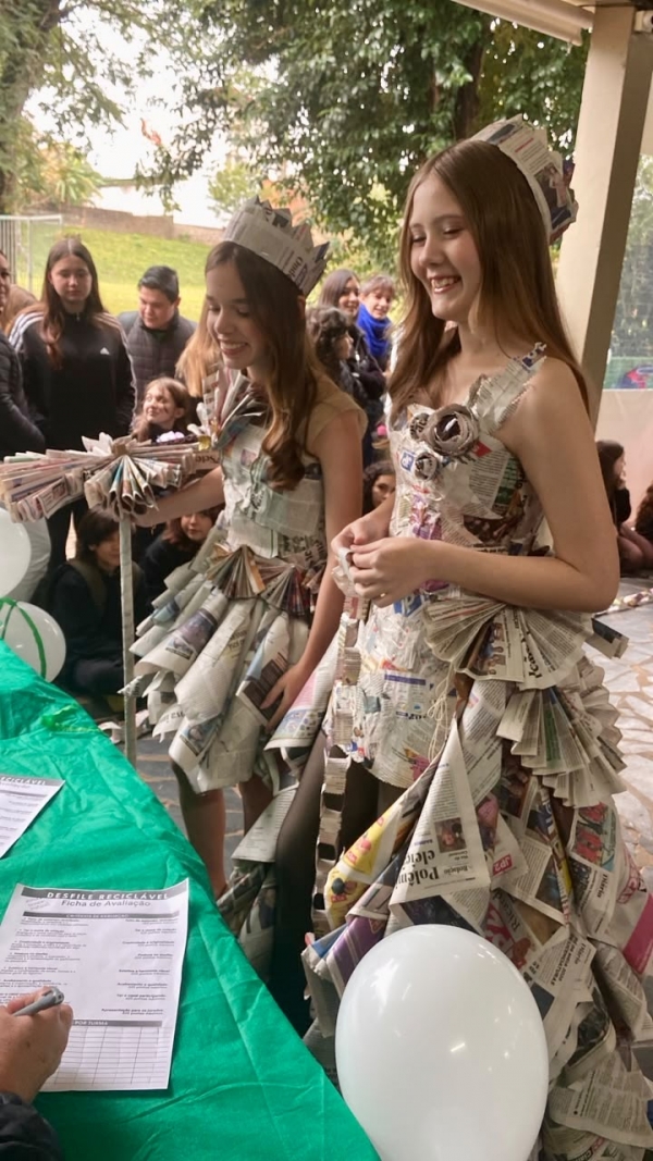 Alunos da Escola Borges de Medeiros transformam materiais recicláveis em desfile de moda