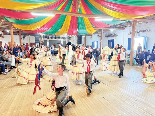 Talentos artísticos no palco do CTG José Bonifácio