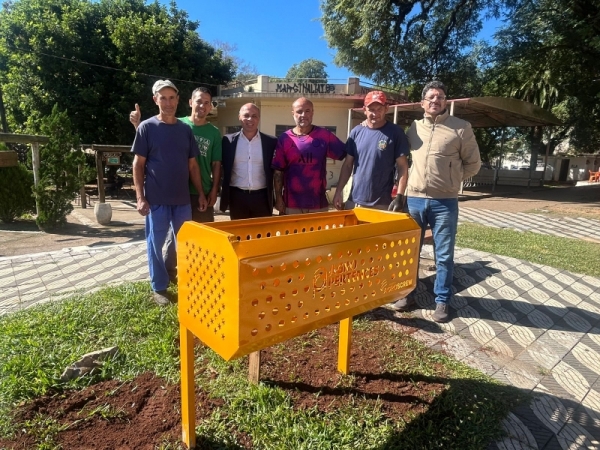 Lixeiras doadas pela Agropertences foram instaladas na Praça José Bonifácio