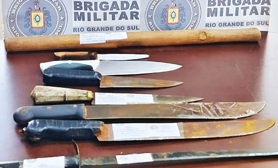 Brigada Militar recolhe facas e facões