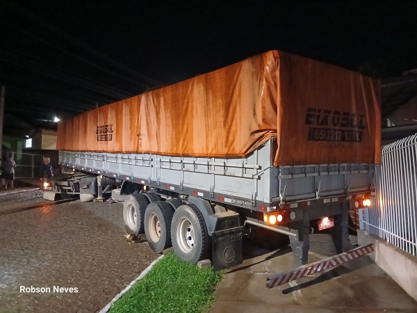 Carreta não vence a subida do Amorim