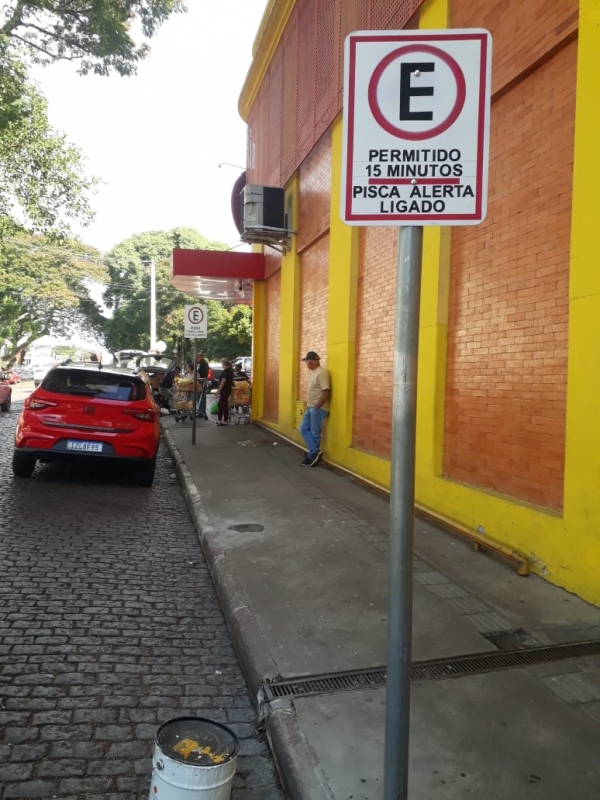 Antes do rotativo pago, Prefeitura instala vagas rápidas para estacionar