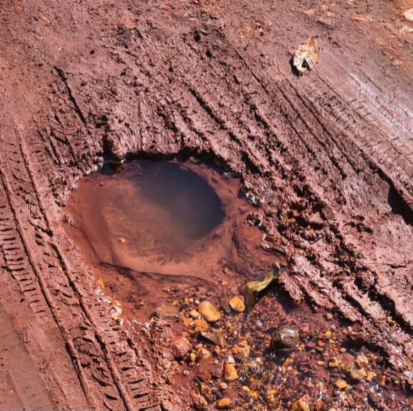 Vazamento de água já dura um dia no Bairro Barcelos 