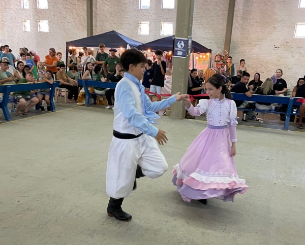 Cachoeira premiada na dança de salão do Fegaes
