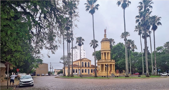 Edifício atrás do chatodô continua embargado