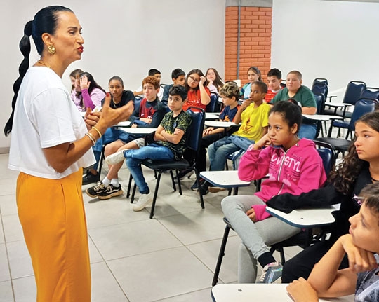 Ex-aluna volta à Escola Liberato como palestrante
