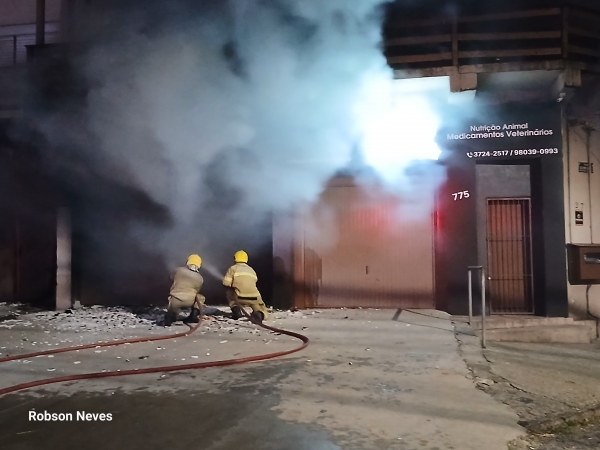 Combate a incêndio no Comercial Miranda durou quatro horas