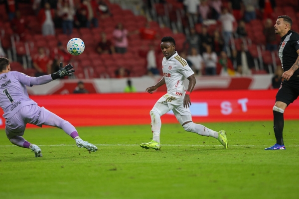 Inter goleia o Vasco por 4 a 1 e sobe para oitavo