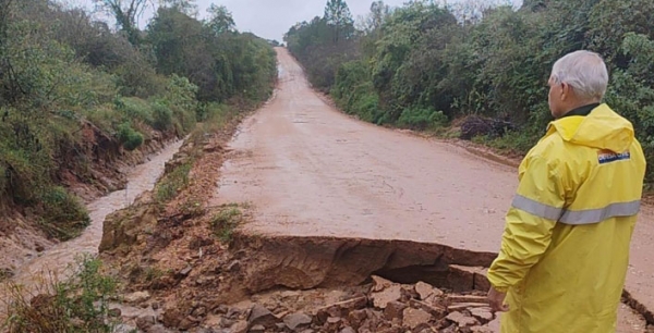 Chuva abre buracos e causa a interdição da Paul Harris