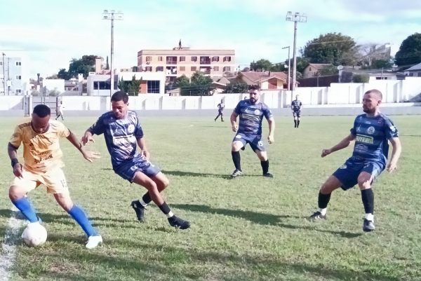 Elite goleia o Quatro e Meia por 4 a 0 no Cachoeirão