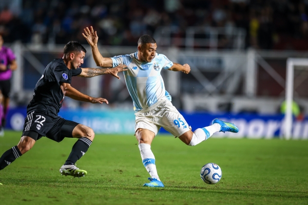 Grêmio goleia o Riestra por 3 a 0 e dorme na liderança na Sul-americana