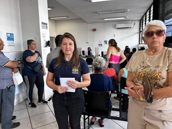 Vereadora Ana Paula fiscaliza demora nas filas da Farmácia do SUS