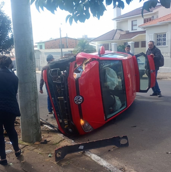 Carro capota após bater em árvore na Marcílio Dias