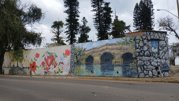 Revitalização do muro do Cemitério Municipal é concluída na Rua Aparício Borges