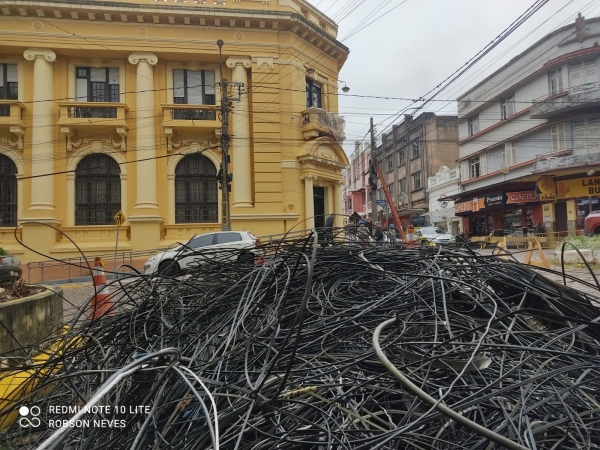 Mutirão retira mais uma tonelada de fios dos postes