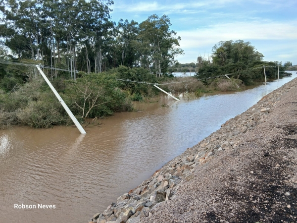 Postes de rede elétrica cedem com a enchente do Rio Jacuí 