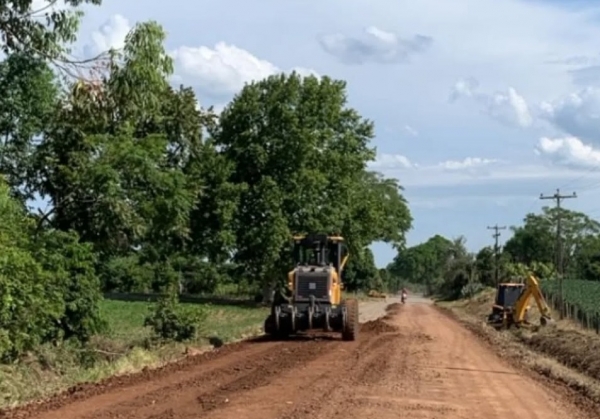 Prefeitura de Novo Cabrais melhora estrada do Cortado