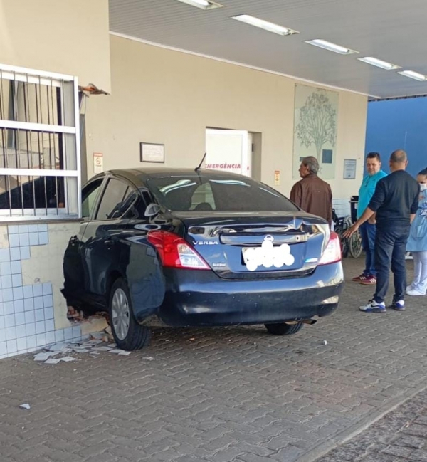 Carro desgovernado invade a emergência do HCB 